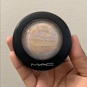 MAC  Lightscapade Minerlized Skin Finish